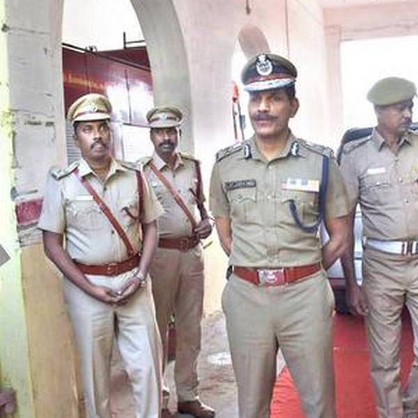 1989ல் பணி தொடங்கினார் 