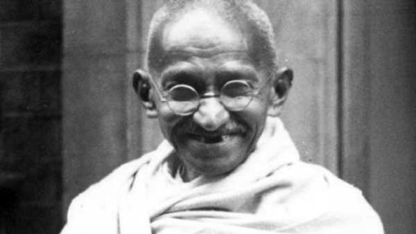ரயிலில் இருந்து தள்ளிவிடப்பட்ட காந்தி ரயிலில் இருந்து தள்ளிவிடப்பட்ட காந்தி