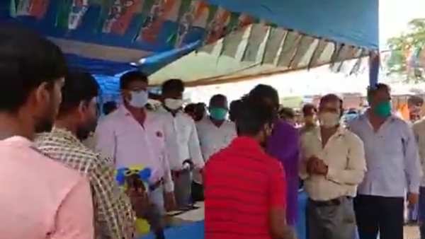 West Bengal: BJP workers sanitised’ before being inducted into TMC West Bengal: BJP workers sanitised’ before being inducted into TMC