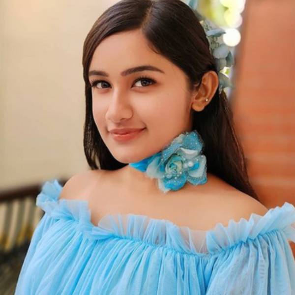 பாவாடை தாவணியில் 