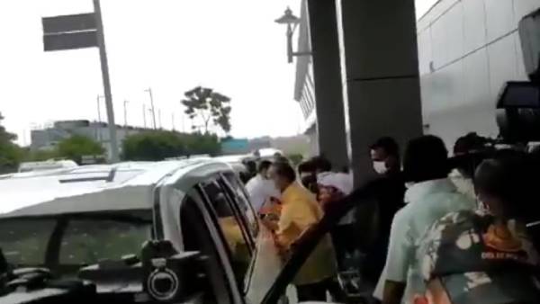 வெளியே வந்தார் வெளியே வந்தார்