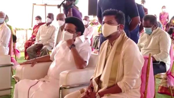 மணமக்களுக்கு ஆசி 