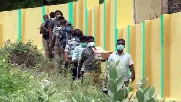 காட்டுக்குள் சென்ற யானை காட்டுக்குள் சென்ற யானை