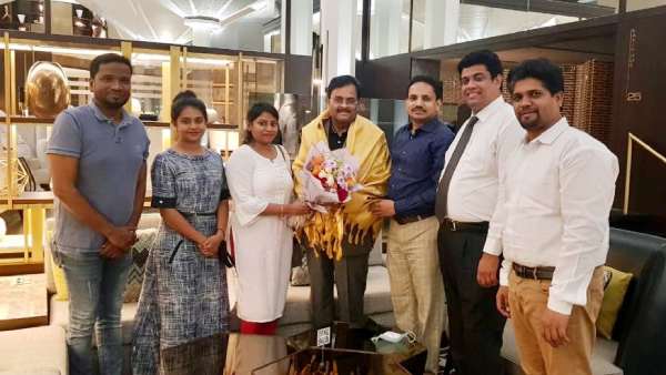 Dubai businessman Latchumanan give 100 oxygen concentrator to Tn govt