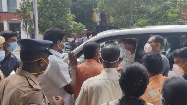 பொதுமக்கள் 