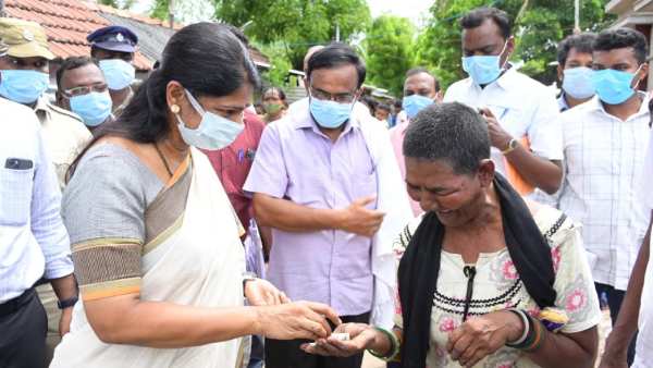 Kanimozhi mp visit Thappathi Refugees camp in thoothukudi district Kanimozhi mp visit Thappathi Refugees camp in thoothukudi district