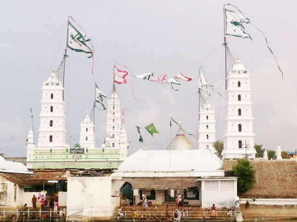 தர்காவில் தொழுகை
