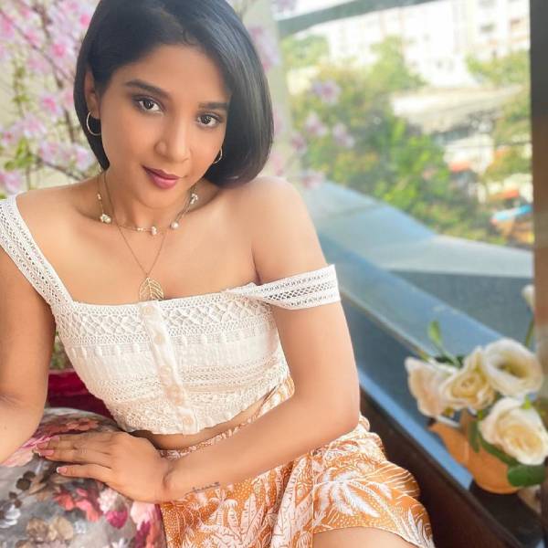 பாதியில் வந்தார் 