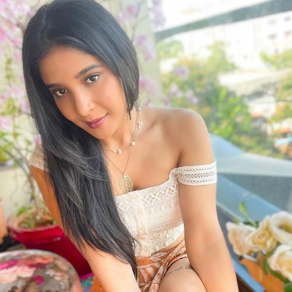 எதில் பார்த்தாலும் கவர்ச்சிதான் 