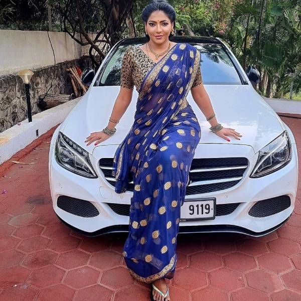 காரு மேல சூப்பர் போஸ் 