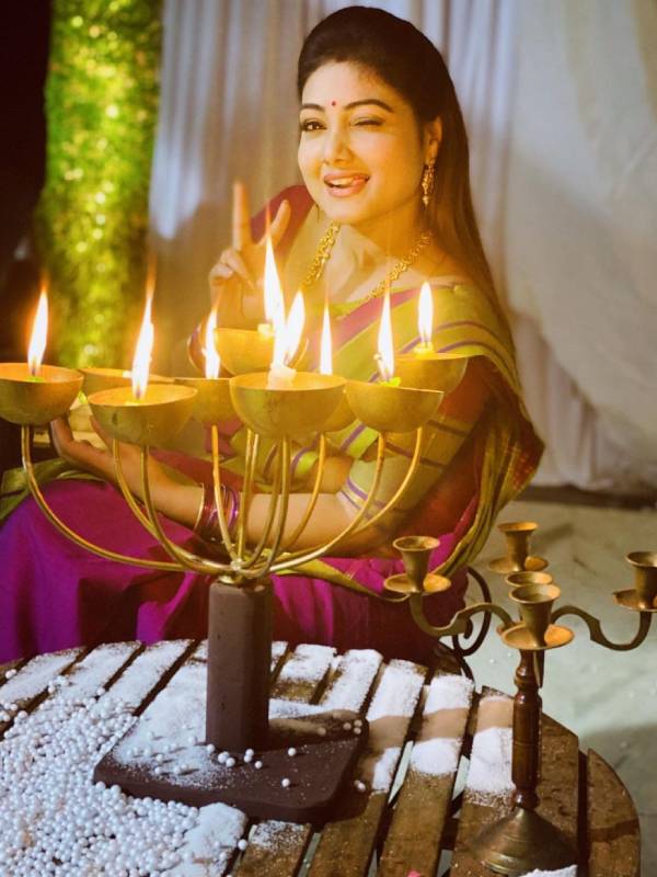 குறையாத ரோசா வின் வாசம் 