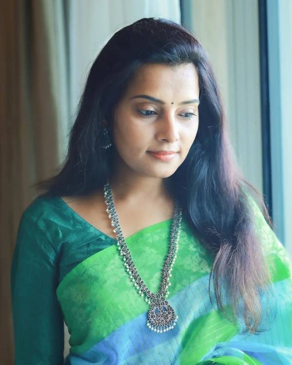 பக்கத்து வீட்டு பெண் போல 