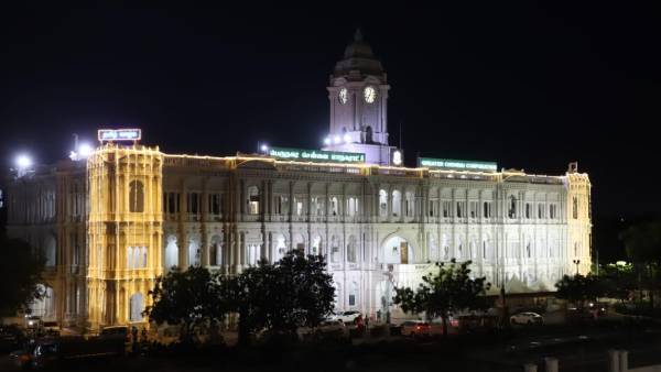 பாடாய்படுத்தும் கொரோனா 