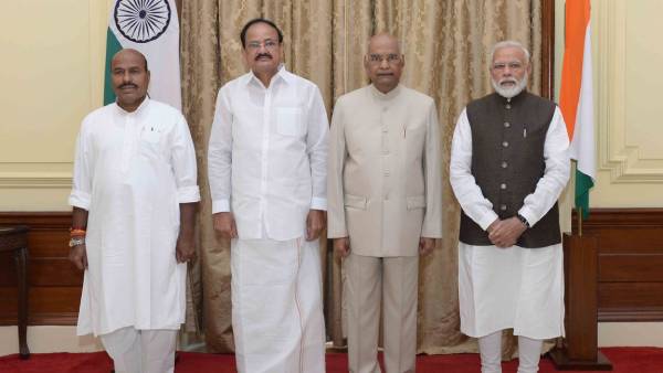 மூத்த அரசியல்வாதி மூத்த அரசியல்வாதி