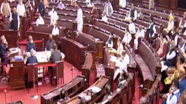 சபாநாயகர் இருக்கை முன்பு குவிந்தனர்