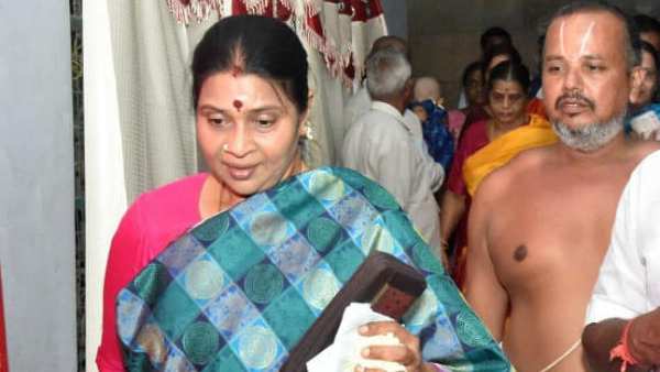 Durga Stalin visits Kanchipuram temple 