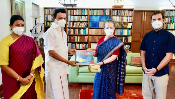 சோனியா காந்திக்கு புத்தகம்
