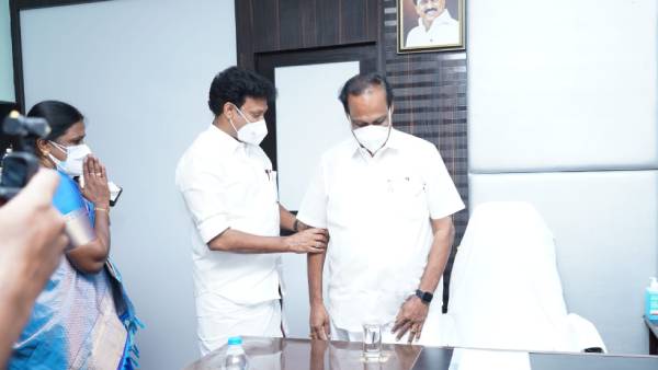 பதவியேற்றுக் கொண்டார்