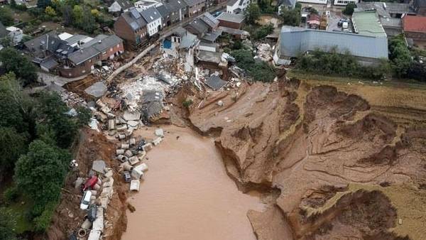 300 மீட்டர் அகலம்