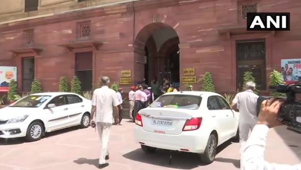 லடாக் தலைவர்களுடன் ஆலோசனை