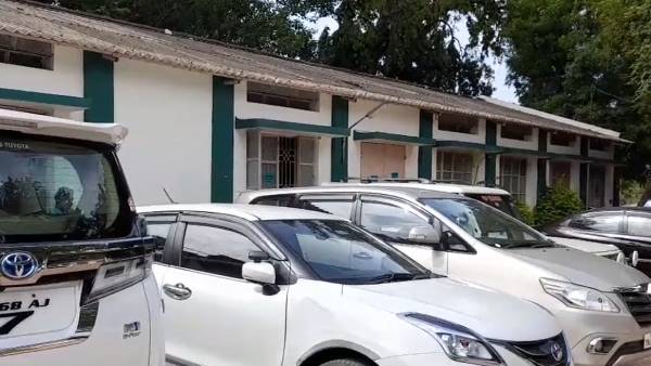 600 கோடி மோசடி போஸ்டர்கள் 