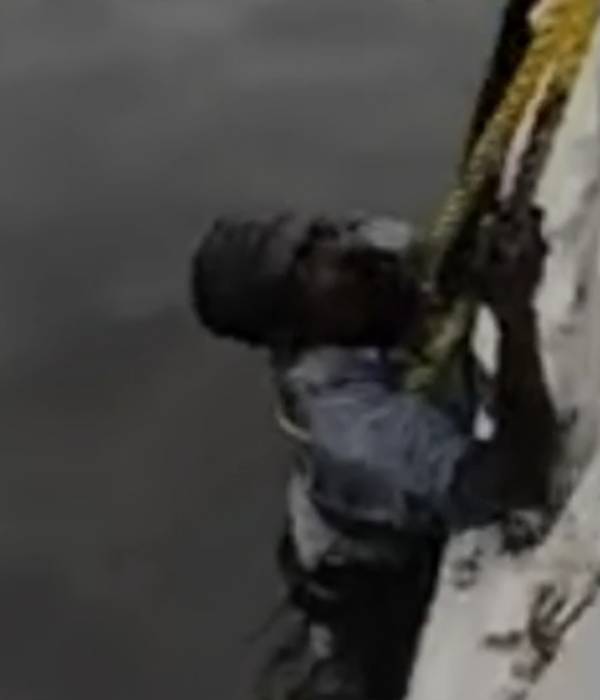 கூவத்தில் குதித்தார் 