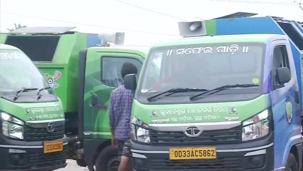 குப்பை சேகரிக்கும் வேன் 