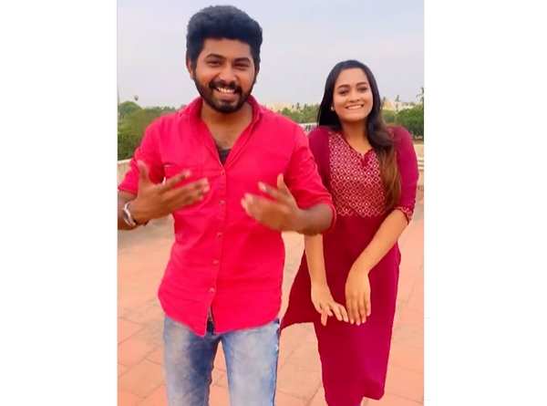 அடிமைகளாக மாறிய ரசிகர்கள் 