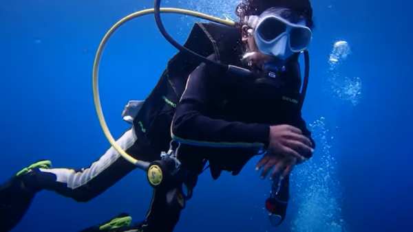 Eight years old girls Scuba diving video goes viral Eight years old girls Scuba diving video goes viral