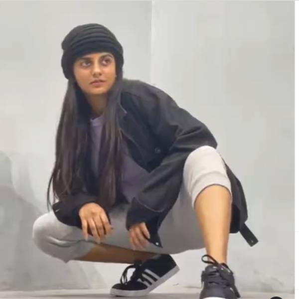 கலாய்க்கும் நெட்டிசன்கள்