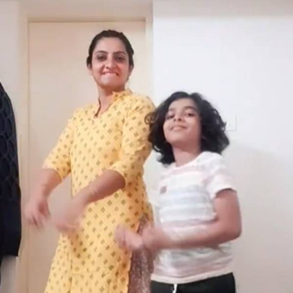 மாடர்ன் உடையில் செம ஆட்டம்