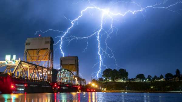 மின்னல் ஏற்பட்டது 