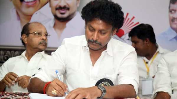 மாணவர்களுக்கு உதவி 