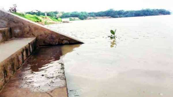 ஊரணி அழியும் அபாயம் ஊரணி அழியும் அபாயம்