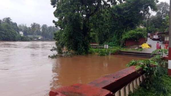 நிலச்சரிவில் சிக்கிய ரயில்