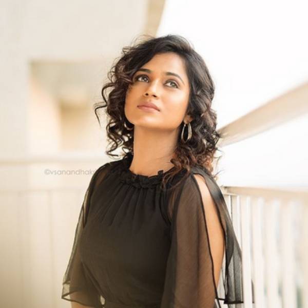 உதட்டைக் கவ்விய கிளி 