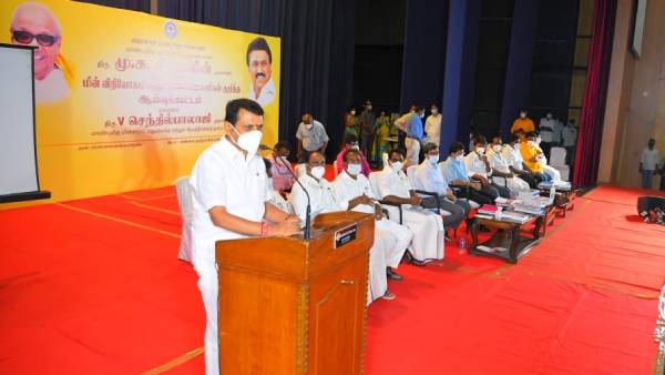 பாராட்டித் தள்ளிய உதயநிதி பாராட்டித் தள்ளிய உதயநிதி