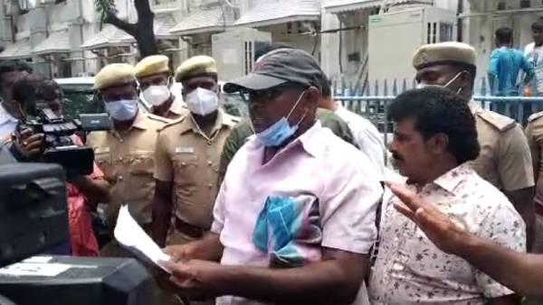 கோஷமிட்டார் கோஷமிட்டார்