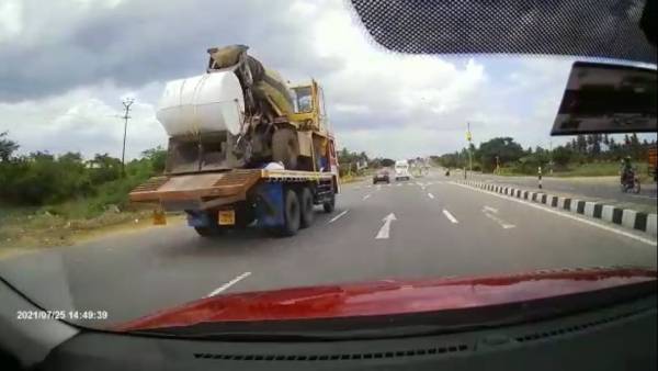 தூக்கி வீசப்பட்ட பைக் தூக்கி வீசப்பட்ட பைக்