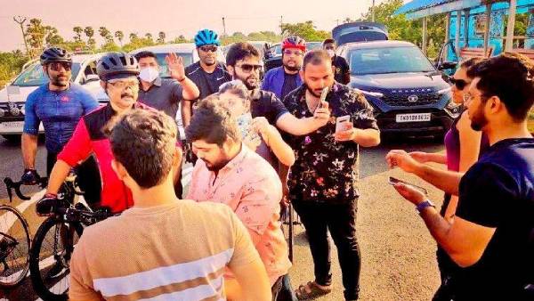 கார்களில் சென்றவர்கள் மகிழ்ச்சி 