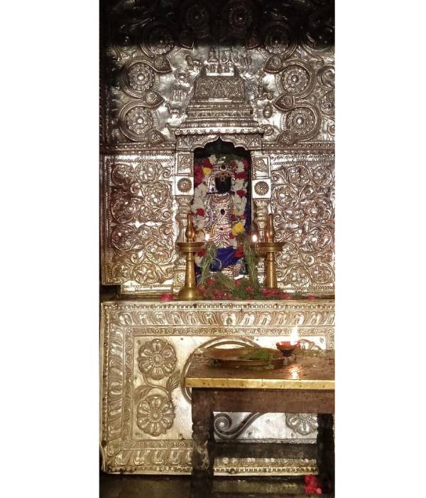 Aadi 2nd Saturday: Devotees worship at Thirunallar and Kutchanur Saneeswarar temples Aadi 2nd Saturday: Devotees worship at Thirunallar and Kutchanur Saneeswarar temples