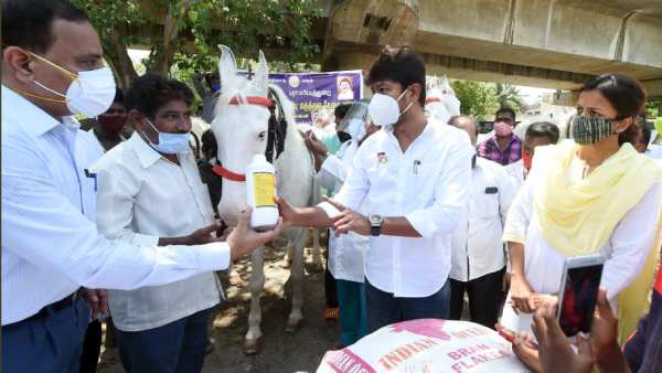 உணவு வழங்கினார் உதயநிதி 