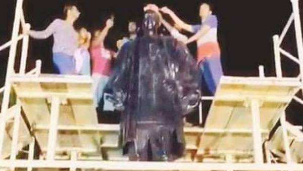 கேக் வெட்டியது கேக் வெட்டியது