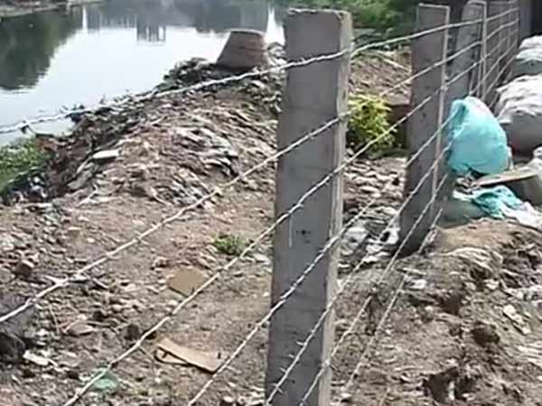 முகப்பேரில் நிற்கும் லாரிகள் 