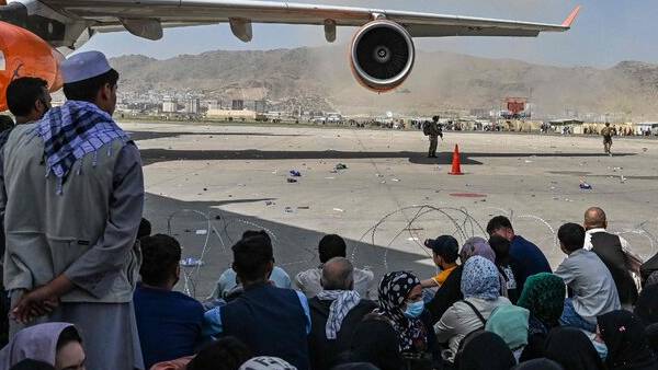 நாட்டை விட்டு வெளியேற முடிவு 