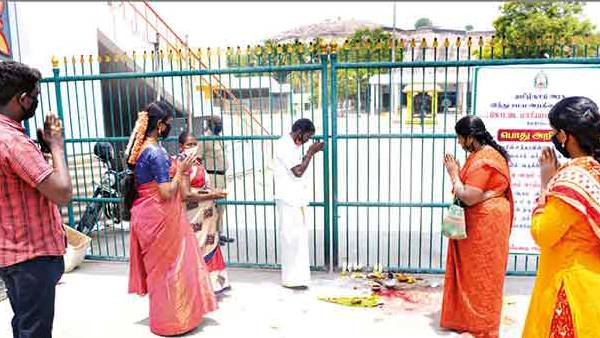 வாசலில் வழிபட்ட பக்தர்கள்