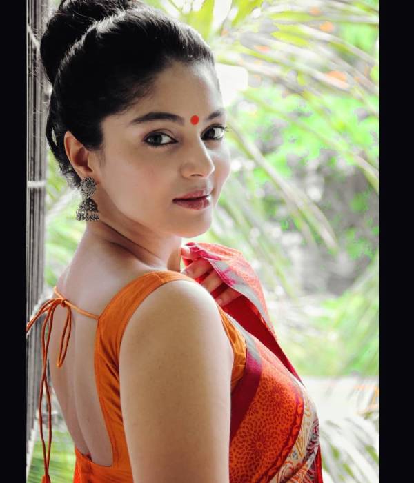 புடவையில் வேற லெவல் 