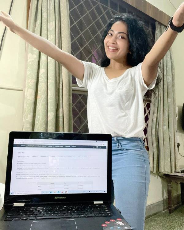 கையை தூக்கி கலக்கல் 