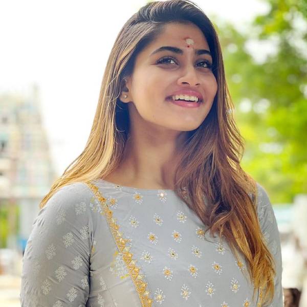 பாவாடை தாவணியில் பருவ மங்கை 