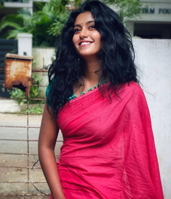 அந்த கண்ணுக்குள்ள ஏதோ இருக்கு 